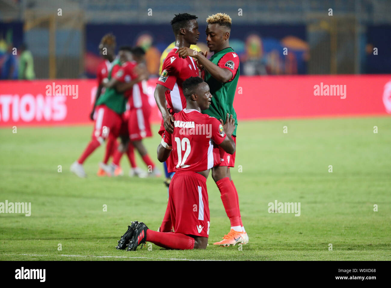 (190628) -- LE CAIRE, Juin 28, 2019 (Xinhua) -- Les joueurs du Kenya célèbrent la victoire lors de la coupe d'Afrique des Nations 2019 groupe C match entre le Kenya et la Tanzanie, au Caire, Égypte, le 27 juin 2019. Le Kenya a gagné 3-2. (Xinhua/Wang Teng) Banque D'Images