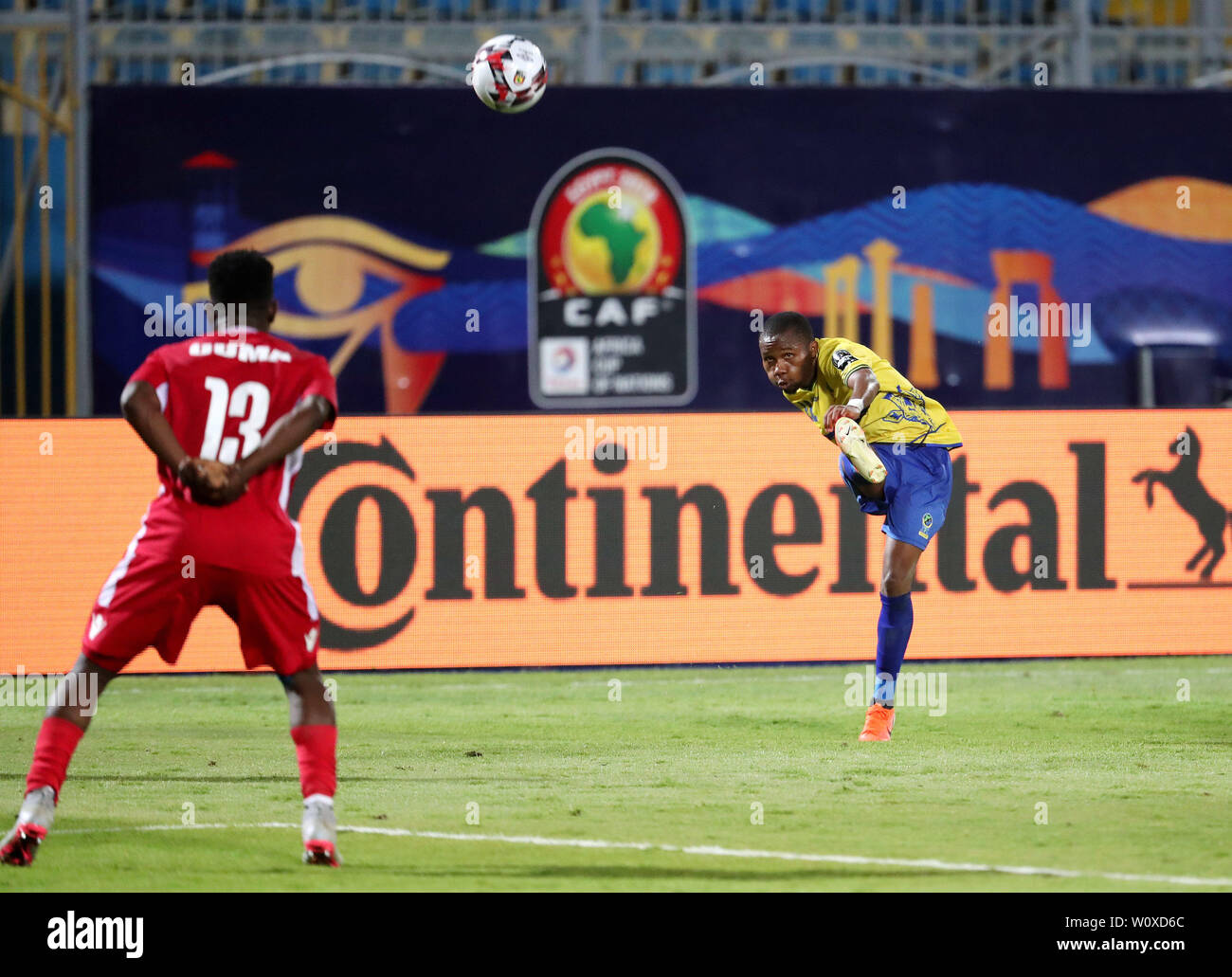 (190628) -- LE CAIRE, Juin 28, 2019 (Xinhua) -- Hassan Khamis Ramadhani (R) de Tanzanie pousses durant la coupe d'Afrique des Nations 2019 groupe C match entre le Kenya et la Tanzanie, au Caire, Égypte, le 27 juin 2019. Le Kenya a gagné 3-2. (Xinhua/Wang Teng) Banque D'Images