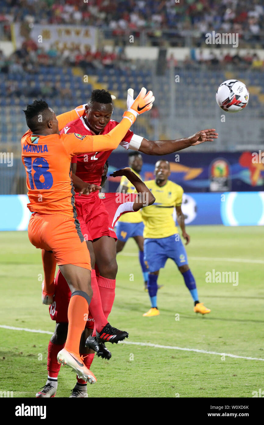 (190628) -- LE CAIRE, Juin 28, 2019 (Xinhua) -- Mugubi Victor Wanyama (R) avant de Kenya rivalise avec le gardien Aishi Salum Manula (/L) au cours de la coupe d'Afrique des Nations 2019 groupe C match entre le Kenya et la Tanzanie, au Caire, Égypte, le 27 juin 2019. Le Kenya a gagné 3-2. (Xinhua/Wang Teng) Banque D'Images
