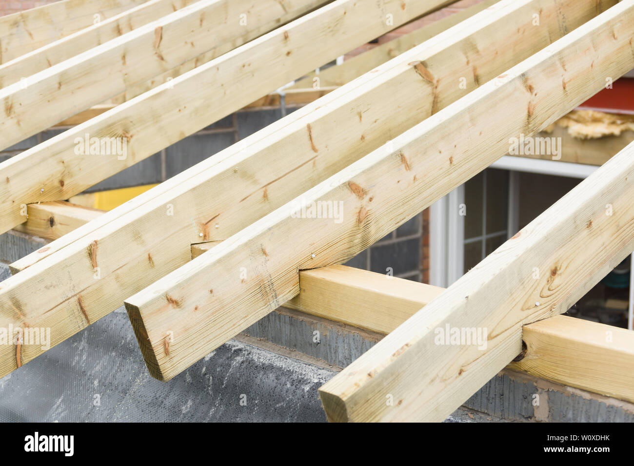 Fermes de toit poutrelles de bois ou sur une nouvelle maison durant la construction Banque D'Images