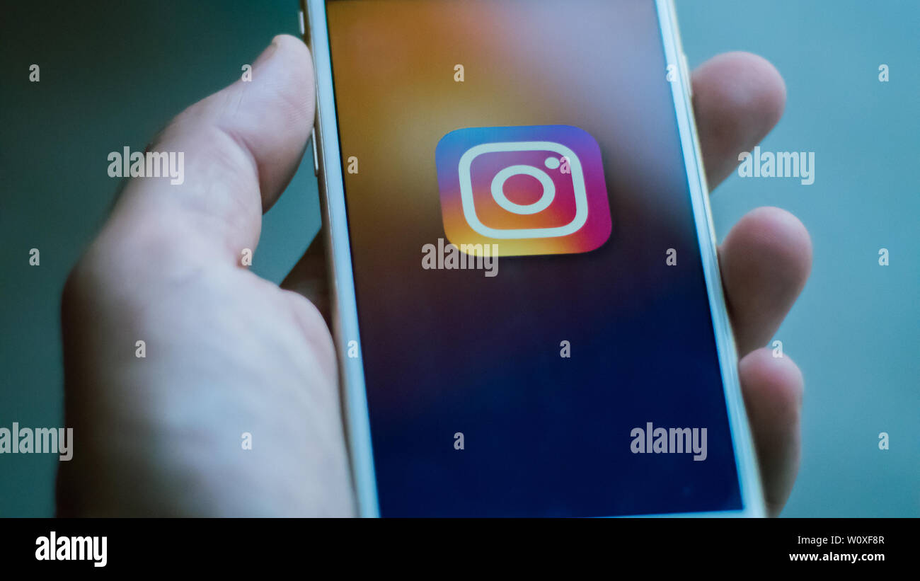 New York / Usa 06-27-2019 : l'homme est holding a white smartphone avec l'icône du réseau social instagram représentés. Banque D'Images