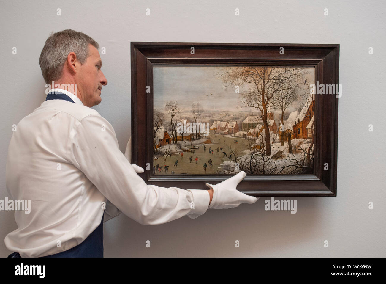 Sotheby's, Londres, Royaume-Uni. 28 juin 2019. Principales oeuvres de Botticelli, Brueghel, Rubens et paysages par Gainsborough, Turner et l'agent dans l'un des plus précieux des ventes Old Masters jamais organisée, qui aura lieu le 3 juillet 2019. Image : Pieter Brueghel le Jeune, paysage d'hiver avec un piège à oiseaux. Estimation de 1,5 à 2 millions de livres sterling. Credit : Malcolm Park/Alamy Live News. Banque D'Images
