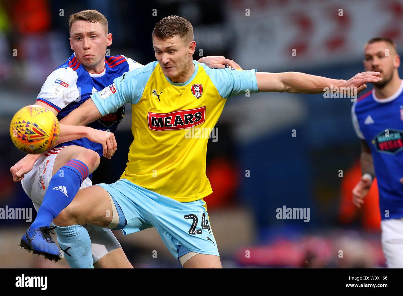 Matthew Pennington d'Ipswich Town batailles avec Michael Smith de Rotherham United - Ipswich Town v Rotherham United, Sky Bet Championship, Portman Road, Ipswich - 12 janvier 2019 Editorial N'utilisez que des restrictions s'appliquent - DataCo Banque D'Images