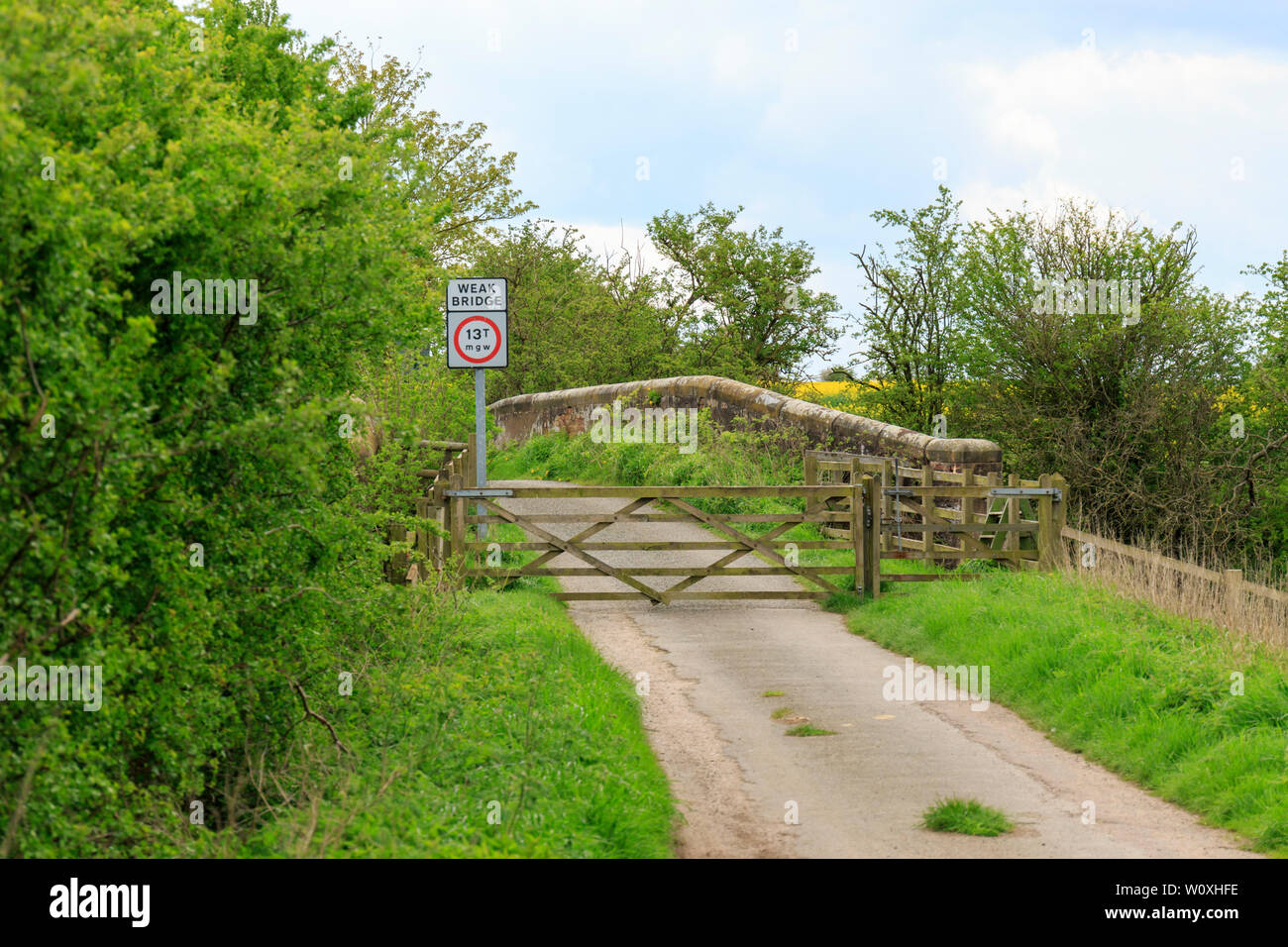 Limite de poids faible pont signe avec gated pont sur la rivière. England UK Banque D'Images
