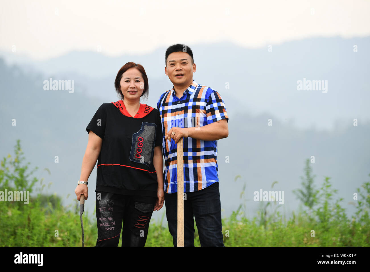 (190628) -- CHONGQING, 28 juin 2019 (Xinhua) -- Liu Yi (R) et son épouse Lu Kai posent pour une photo à la base de la plantation de poivre dans Village de Yulong Nanping Ville située dans le district Nanchuan, sud-ouest de la Chine, Chongqing, le 27 juin 2019. Malgré la perte de son bras droit dans un accident à l'âge de neuf ans, 44 ans, Liu Yi n'a jamais baissé la tête vers le destin. Après l'obtention du diplôme d'une école de formation professionnelle en 1994, il a essayé de nombreux emplois comme lave-vaisselle, fruits concessionnaire et mineur de charbon. Depuis 2010, il a décidé de démarrer sa propre entreprise à sa ville natale en organisant les villageois à planter des racines de bambou et r Banque D'Images