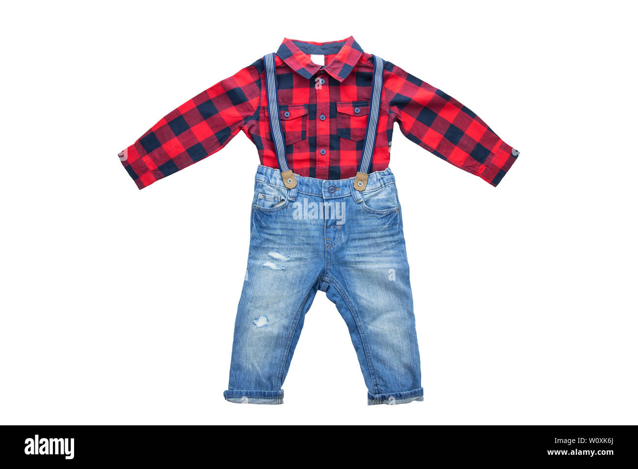 Jeans à la mode avec des entretoises ou des bretelles pour garçon et chemise à carreaux rouge avec un long manche. Isolées. Vêtements pour enfants. Banque D'Images