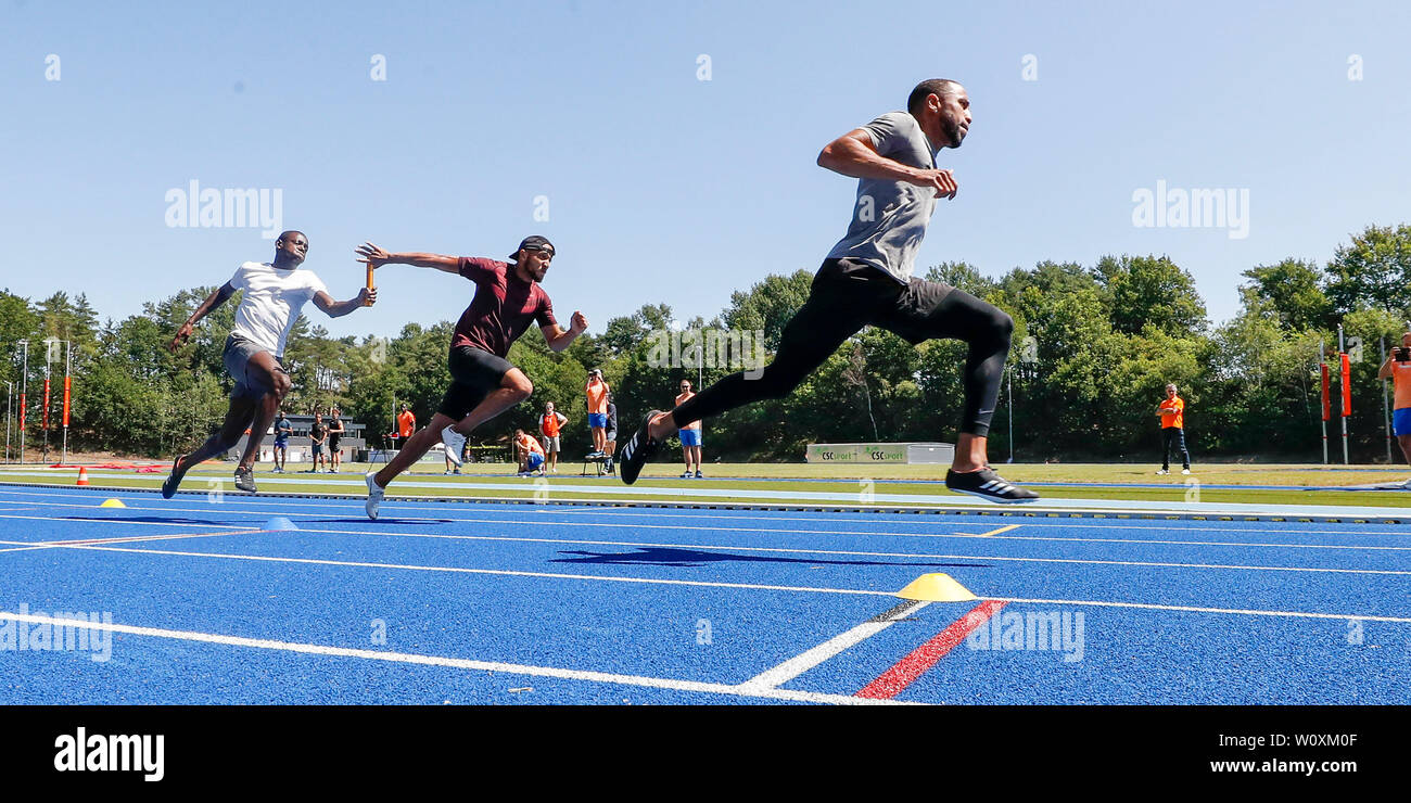 Arnhem, Pays-Bas. 27 Juin, 2019. ARNHEM, 27-06-2019, Papendal centre de formation, (R-L) Christopher Garia, Hensley Paulina et Taymir Burnett pendant les 4 x 100 m relais formation de l'équipe néerlandaise : Crédit Photos Pro/Alamy Live News Banque D'Images