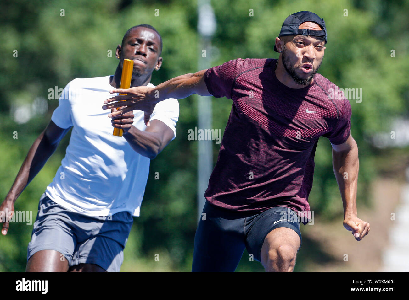 Arnhem, Pays-Bas. 27 Juin, 2019. ARNHEM, 27-06-2019, Papendal centre de formation, (L-R) Taymir Burnett passe le flambeau à Hensley Paulina pendant les 4 x 100 m relais formation de l'équipe néerlandaise : Crédit Photos Pro/Alamy Live News Banque D'Images