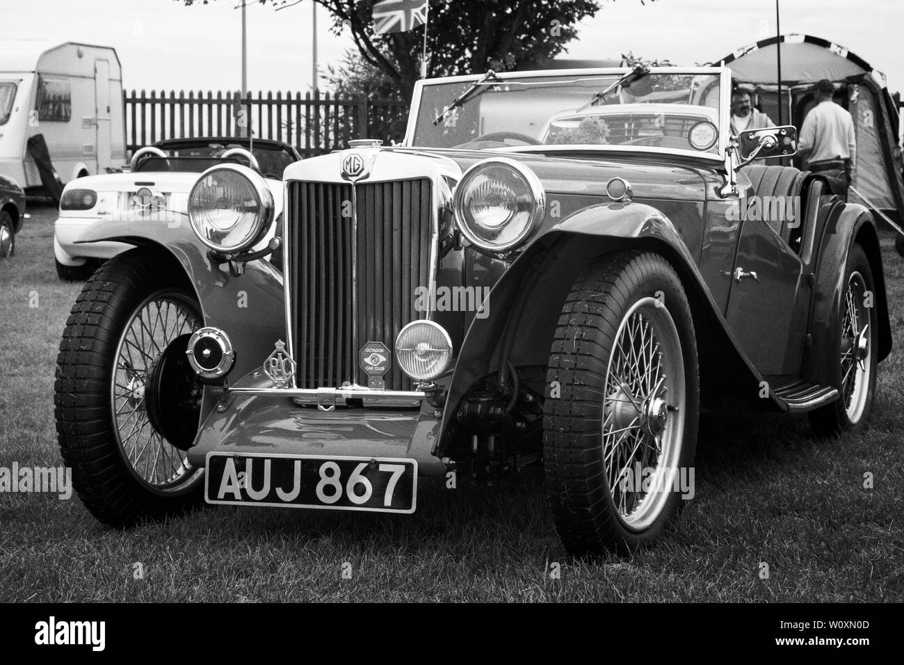 Image en noir et blanc d'un millésime classique de voiture de sport MG-T montrant l'avant de calandre et des projecteurs et détail. Banque D'Images