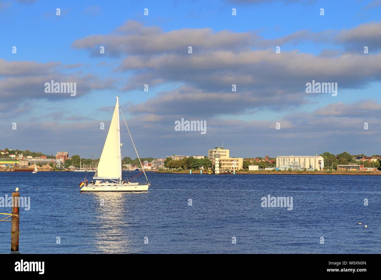 Vue sur la mer Baltique dans le port de Kiel avec quelques bateaux et navires durant la semaine de Kiel Banque D'Images