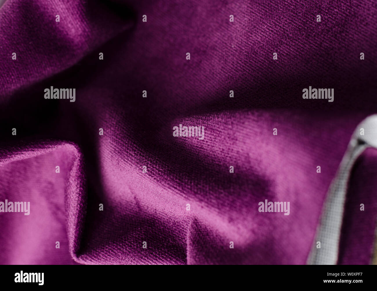 Velours violet lumineux textile. Fond texture tissu Banque D'Images