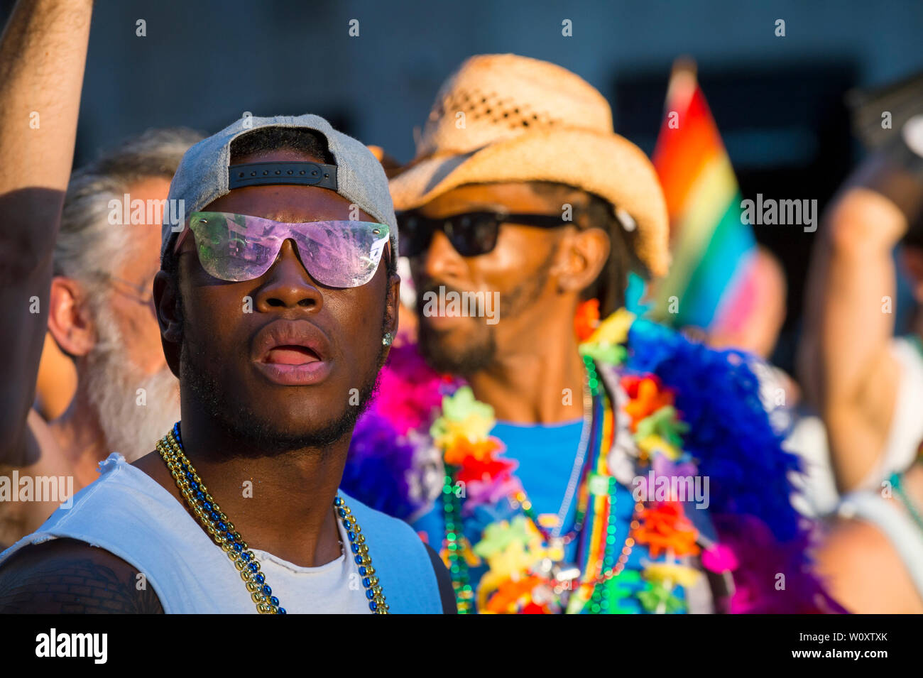 NEW YORK - Le 25 juin 2017 arc-en-ciel flamboyant d'usure : supports accessoires colorés dans la Pride Parade LGBTQI qui passe par Greenwich Village. Banque D'Images