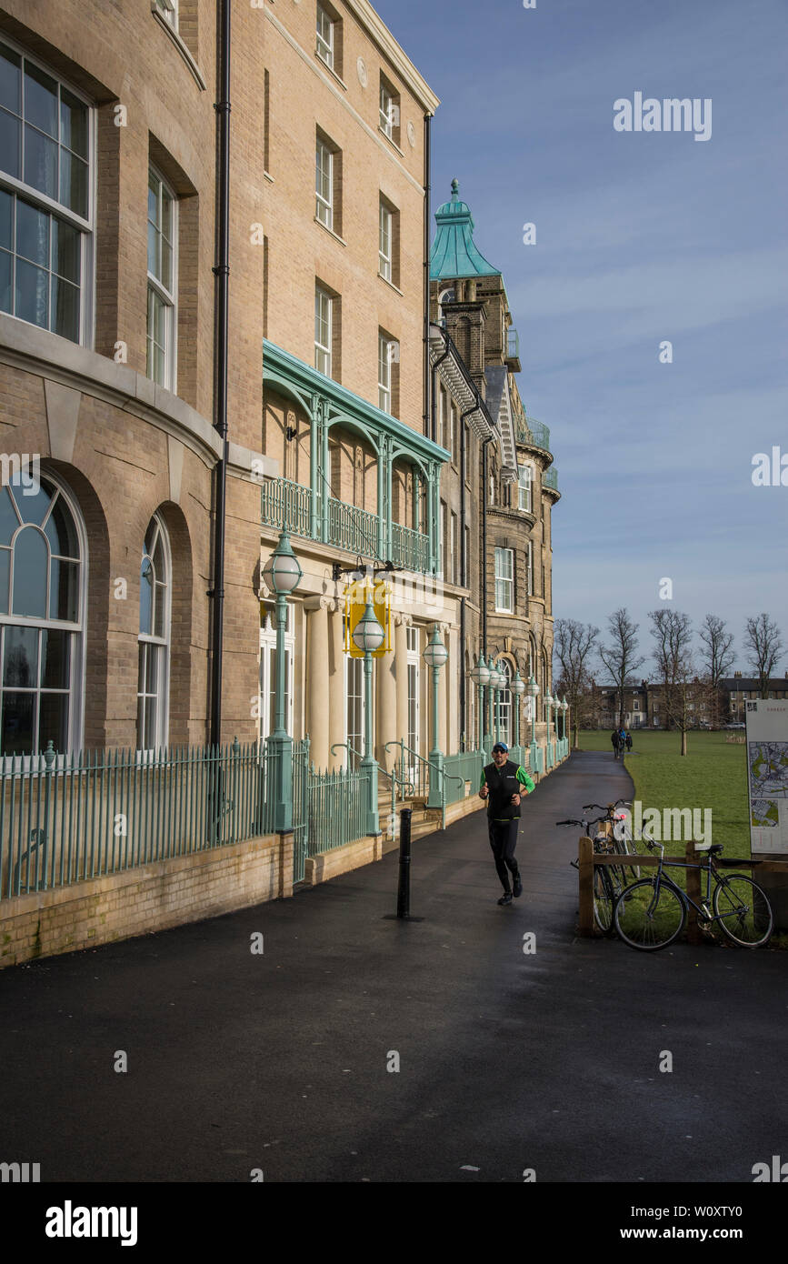 Le trafic de pied sur le bord de la pièce à l'extérieur de Perker Parker's Tavern dans le centre de Cambridge 2019 Banque D'Images