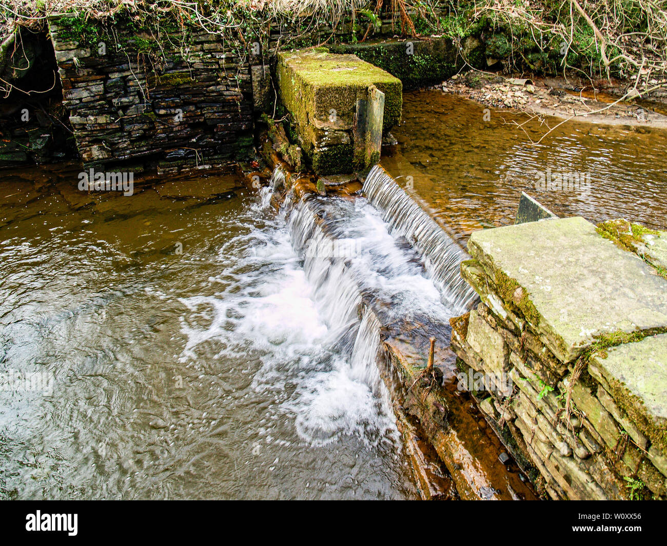 L'eau tombant sur un barrage sur la rivière lliw au Pays de Galles. Entre la partie supérieure et inférieure du réservoir lliw. Afon Lliw, près de Felindre, Swansea, Pays de Galles, Royaume-Uni. Banque D'Images