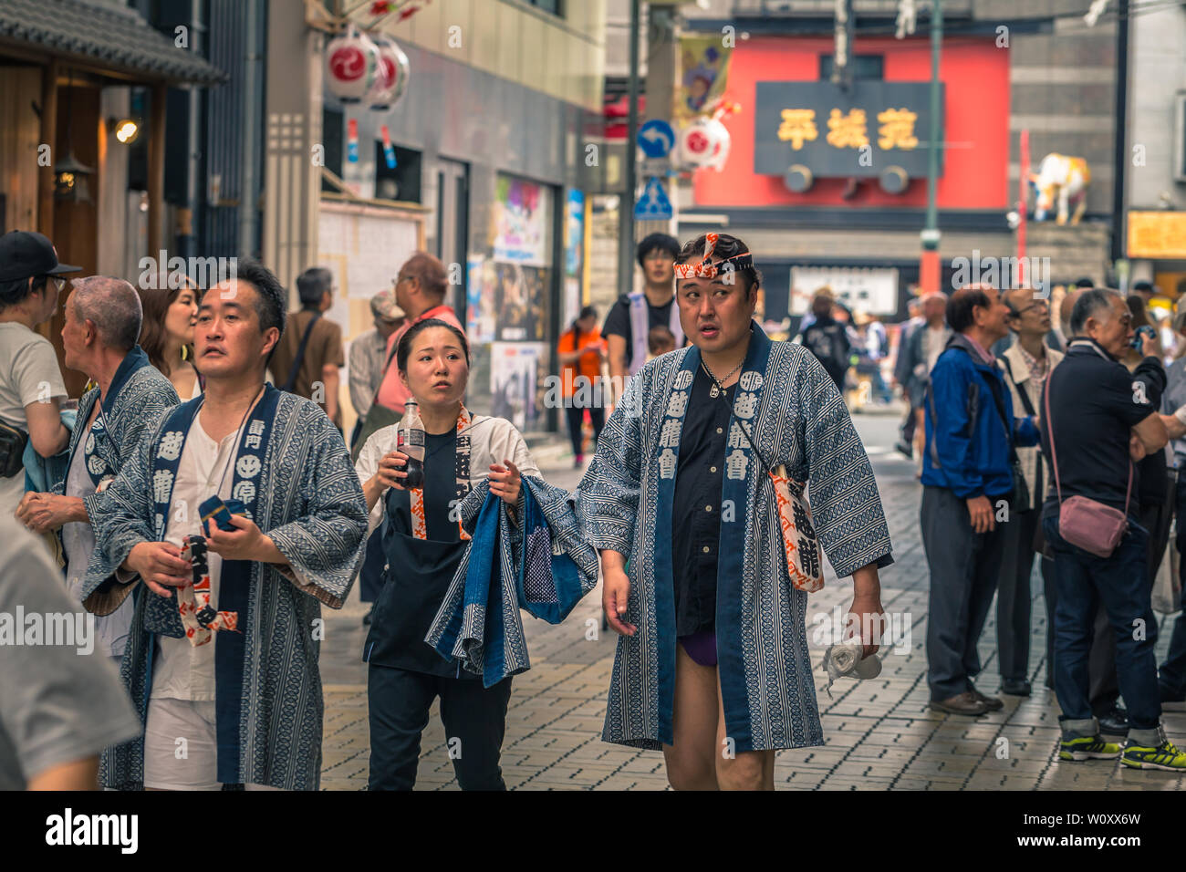 Tokyo - le 19 mai 2019 : Les gens célébrant le Sanja Matsuri festival en vêtements traditionnels à Asakusa, Tokyo, Japon Banque D'Images