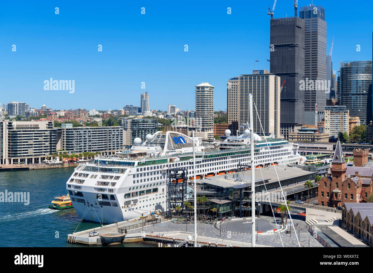 Sun Princess bateau de croisière amarré au quai circulaire avec le Central Business District derrière, Sydney, New South Wales, Australia Banque D'Images