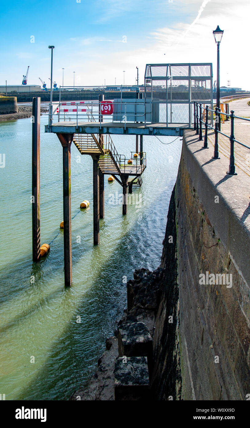 Étapes suivantes permettent aux propriétaires de bateaux et de marins à la sécurité d'accès au quai à l'embouchure de la rivière Tawe. Les quais de Swansea et de grues peuvent être vus dans l'arrière-plan Banque D'Images