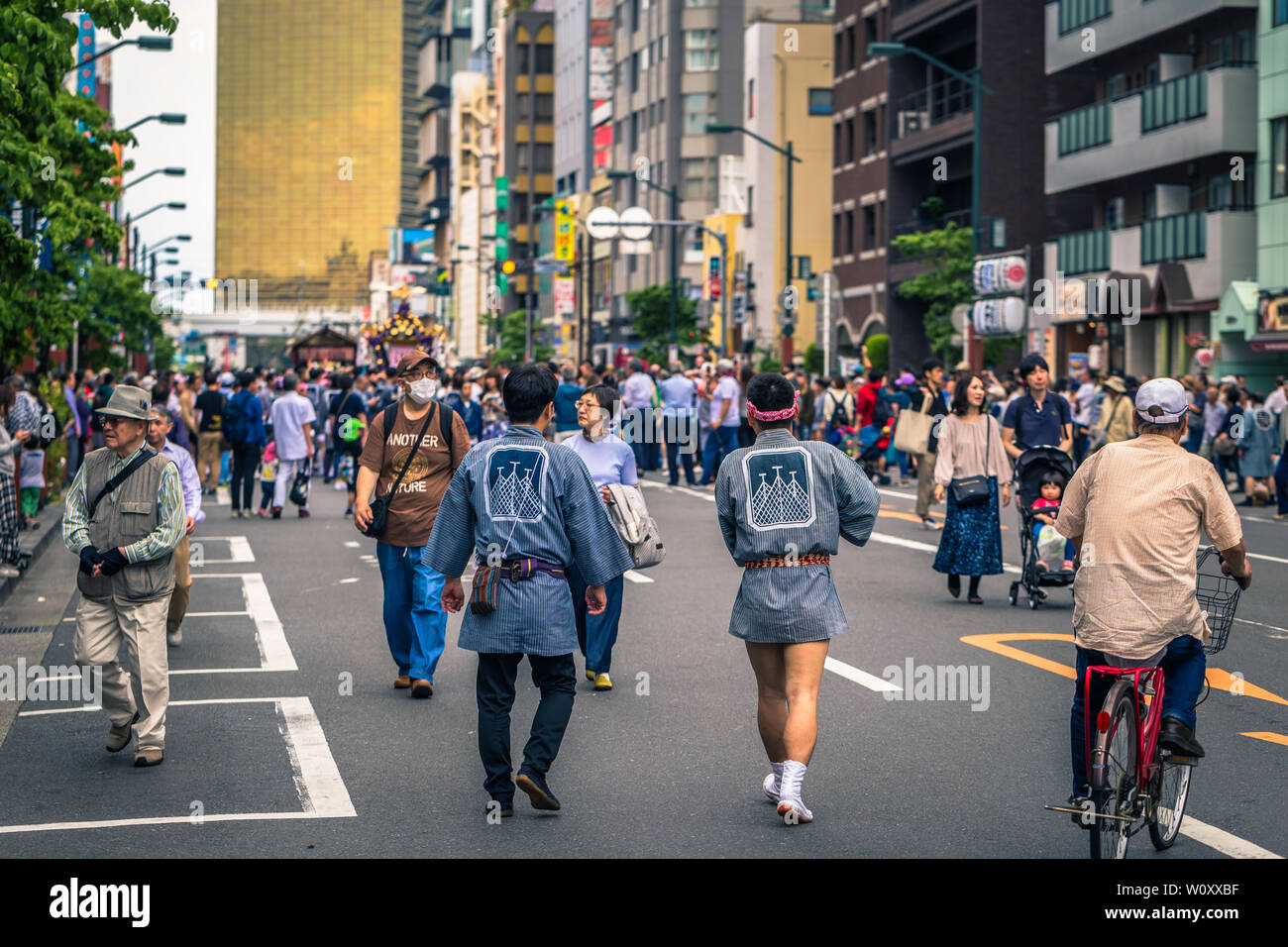 Tokyo - le 19 mai 2019 : Les gens célébrant le Sanja Matsuri festival en vêtements traditionnels à Asakusa, Tokyo, Japon Banque D'Images