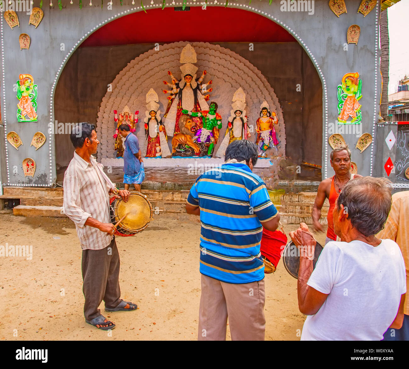 L'adoration de la Déesse Durga,son,tous les consorts,à l'habitude,Bengali,patrimoine, rituels,PAR,tambour,conques gongs,à une localité semi-urbaines,au sud,,Kolkata, Inde. Banque D'Images