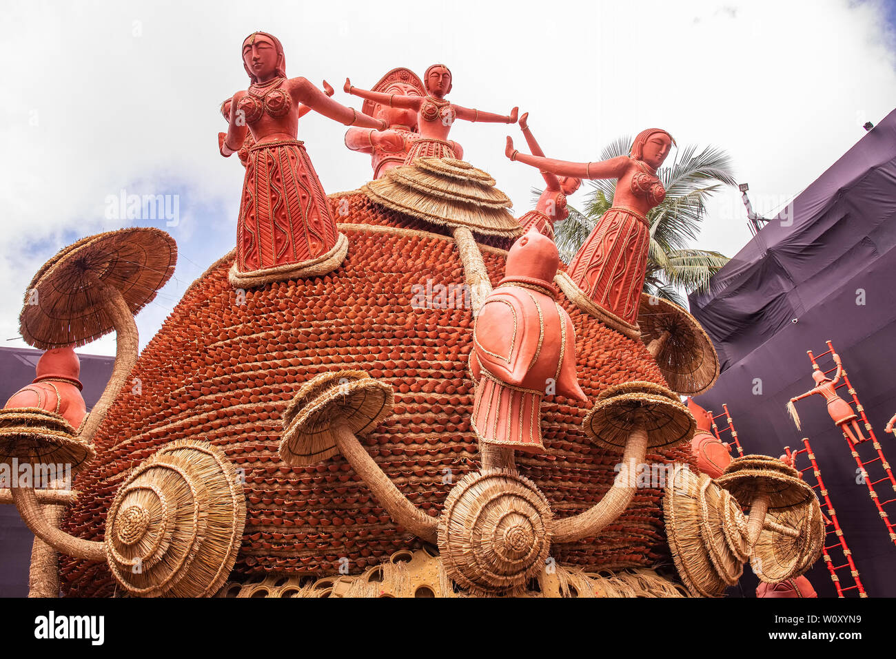 L'agriculture ,danse,par ,les femmes rurales,le stockage,gains ,,en,tous les silos,en terre cuite,forme, un thème de présentation,,adorer,Déesse Durga.Kolkata, Inde. Banque D'Images