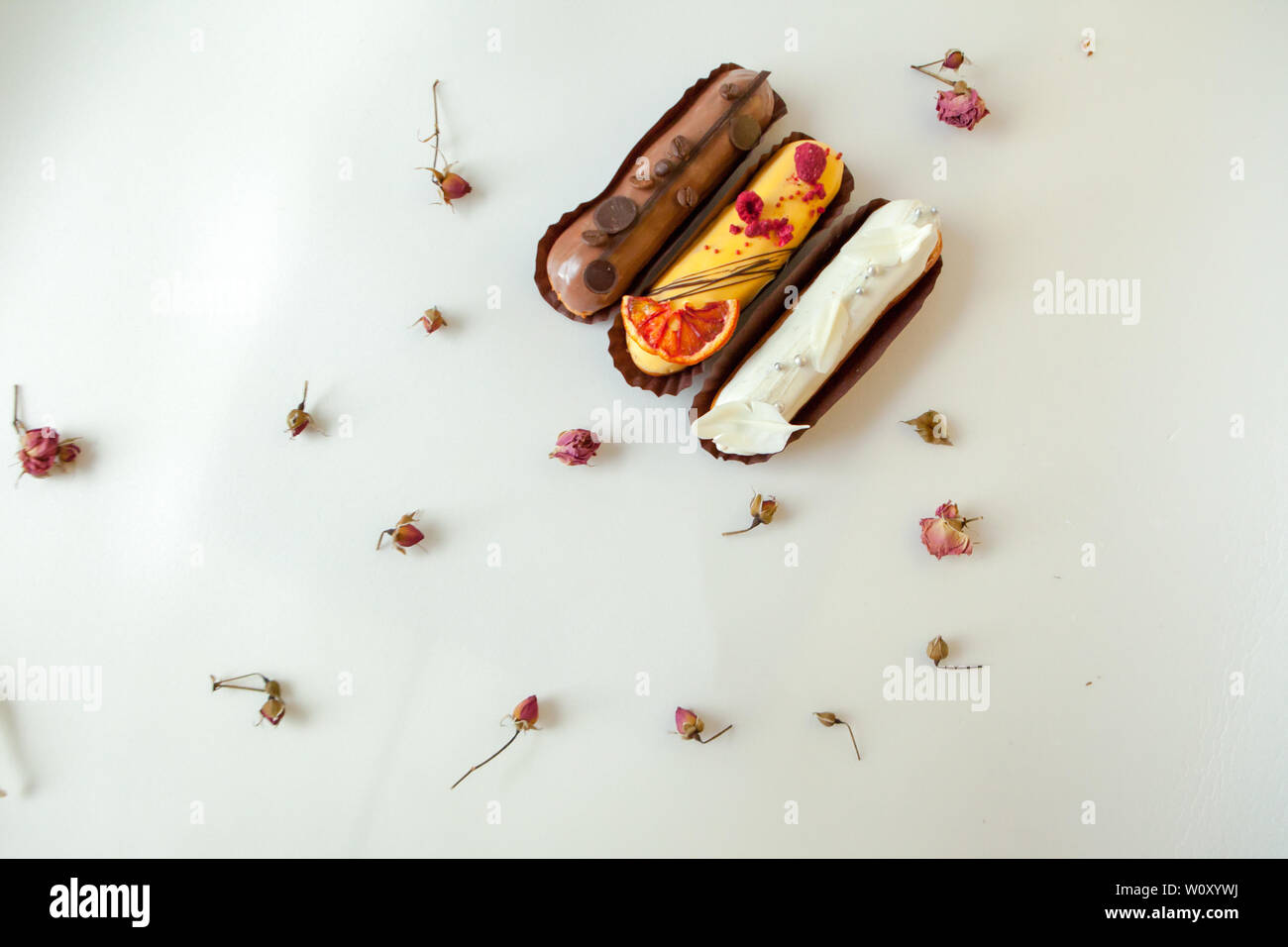Ensemble de trois éclairs avec différents matériaux et design. Isoler sur une surface blanche ornée de roses sèches, copyspace Banque D'Images