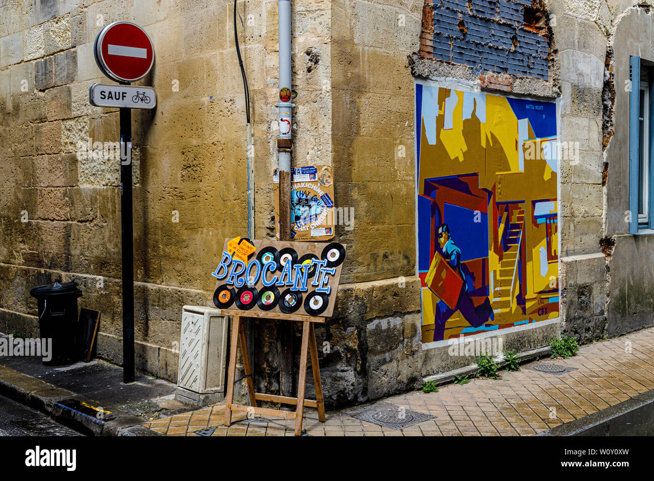 Coin de rue de Bordeaux, France. Panneau indiquant pas d'entrée sauf pour les vélos, une pub pour magasin de vente utilisés vinyl et un mur de velours Matth art. Banque D'Images Coin de rue de Bordeaux, France. Panneau indiquant pas d'entrée sauf pour les vélos, une pub pour magasin de vente utilisés vinyl et un mur de velours Matth art. Banque D'Images