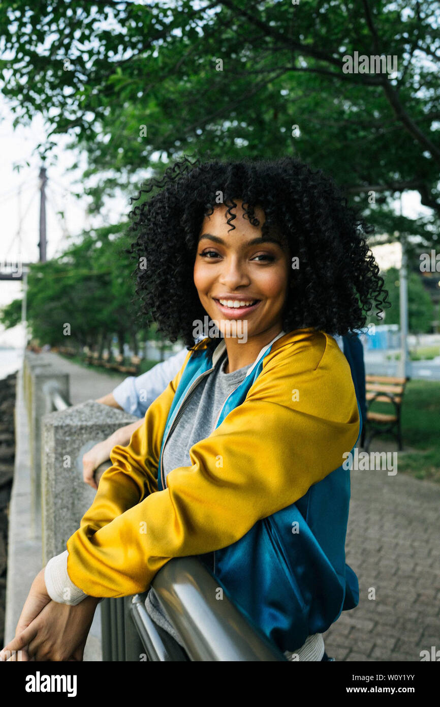 YARA SHAHIDI DANS LE SOLEIL EST ÉGALEMENT UNE STAR (2019). Alliage : crédit Loisirs / Metro-Goldwyn-Mayer / SuperMarioLogan / Album / ATSUSHI NISHIJIMA, Banque D'Images