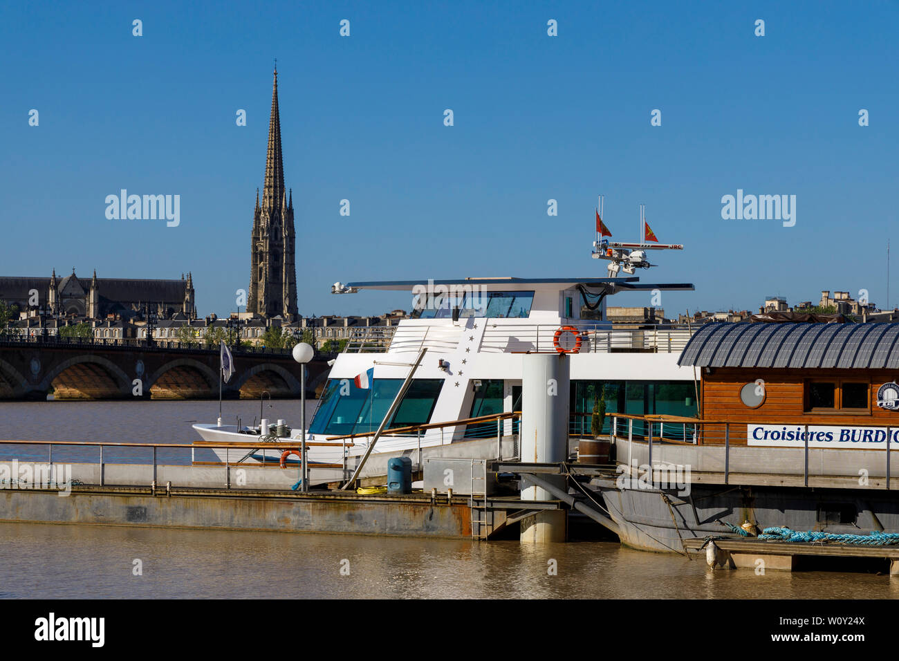 Station d'amarrage pontons et jetée sur la Garonne à Bordeaux, Gironde, France. Banque D'Images