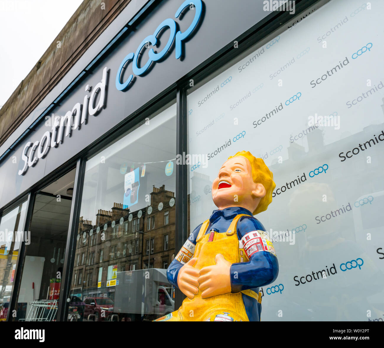 Oor Wullie Bucket Art Trail à l'extérieur de la boutique Scotmid Coop, Leith Walk, Édimbourg, Écosse, Royaume-Uni Banque D'Images