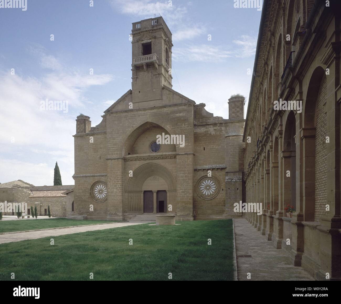 FACHADA DE LA IGLESIA DEL MONASTERIO DE SANTA MARIA DE LA OLIVA. Lieu : MONASTÈRE DE SANTA MARIA DE LA OLIVA. CARCASTILLO. L'ESPAGNE. Banque D'Images