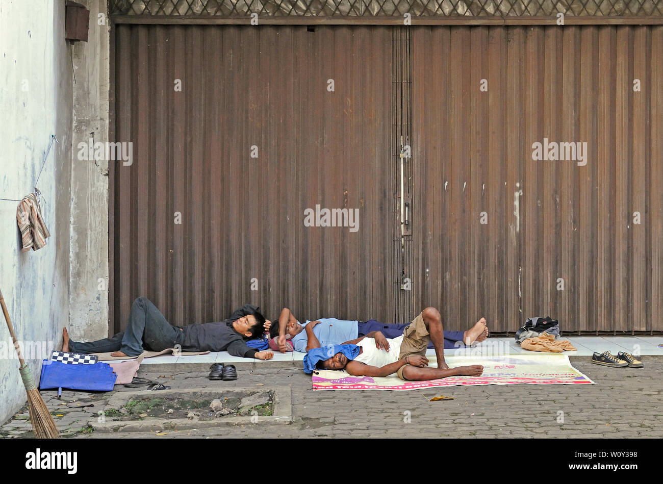 Jakarta, Indonésie/jakarta - 28 mai 2010 : les travailleurs migrants sans-abri dormant dans la construction d'une route en face de l'atelier fermé sur Jalan kunir dans Banque D'Images