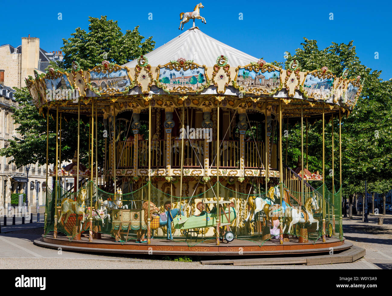 Vide et fermé Merry-Go-Round ride au soleil de Bordeaux, Gironde, France. Banque D'Images