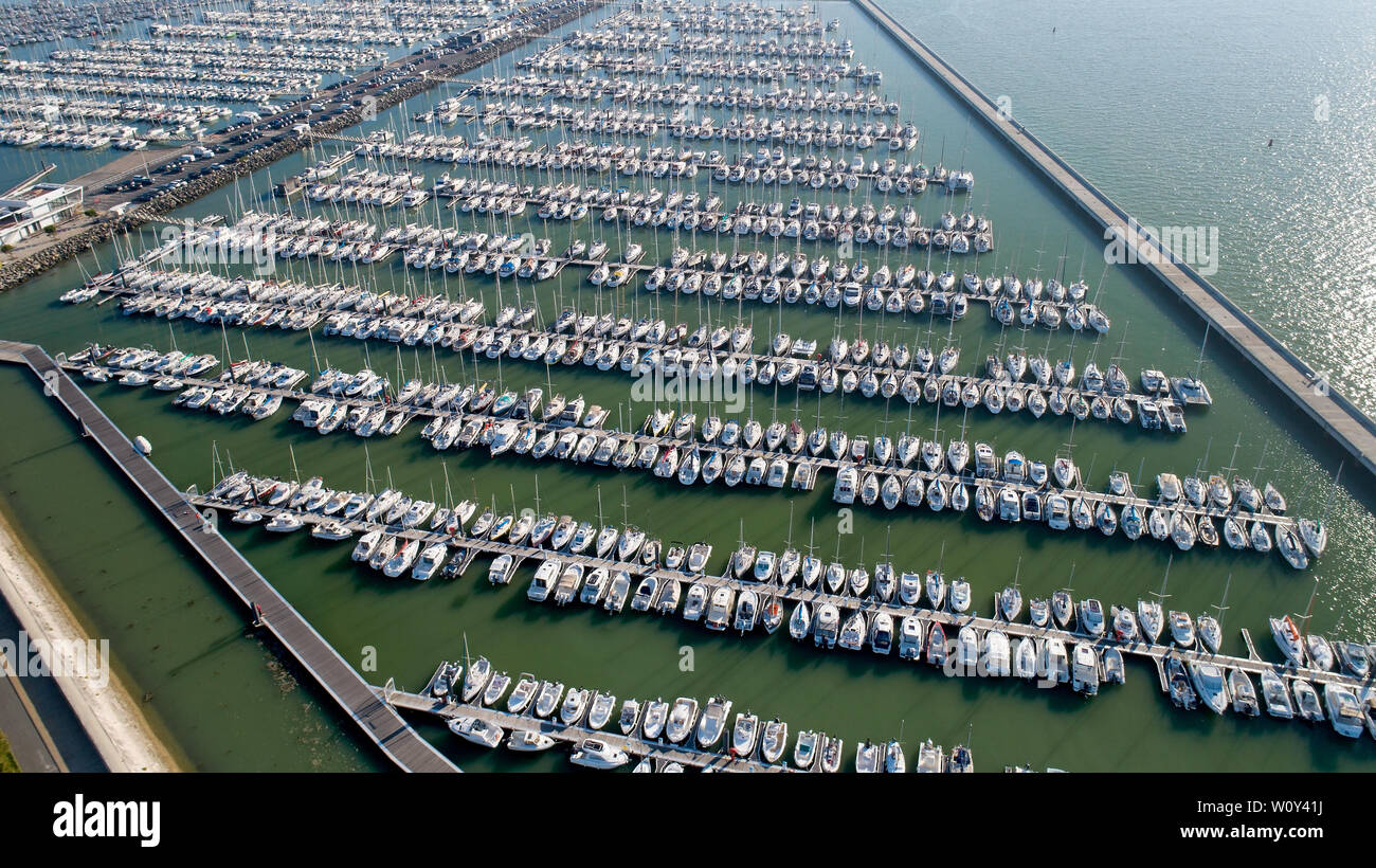 Photo aérienne de bateaux dans le port des Minimes, La Rochelle, France Banque D'Images