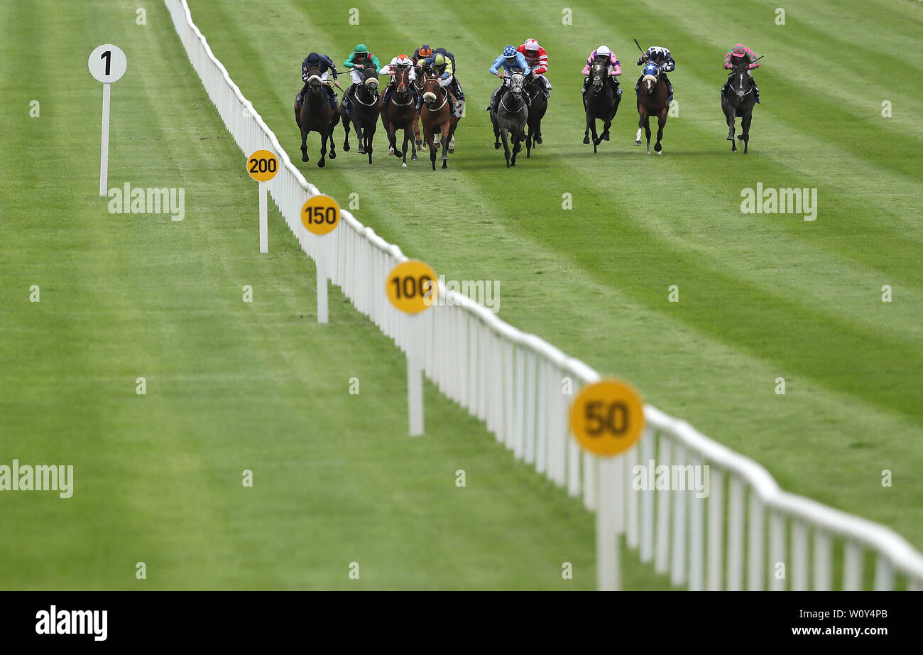 Coureurs et coureurs pendant l'été de Volvo Cars Finlay pouliches handicap sur le premier jour de l'Irish Derby Dubai Duty Free à l'Hippodrome de Curragh Festival, dans le comté de Kildare. Banque D'Images