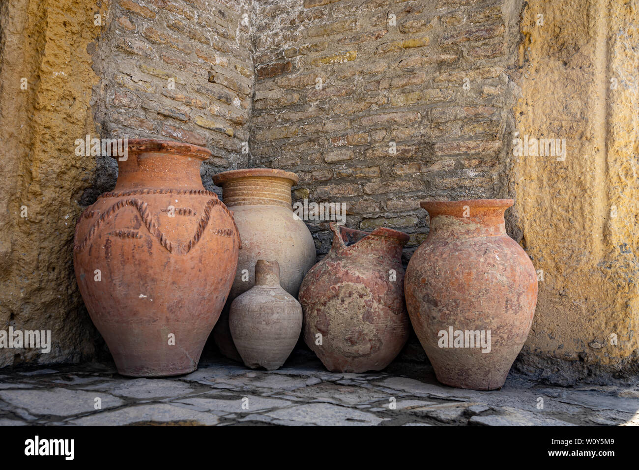 Vieux pots devant une mosquée désaffectée en Ouzbékistan Banque D'Images