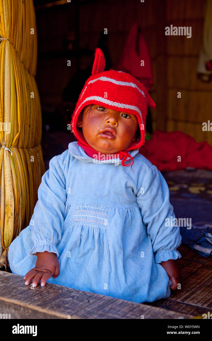 Coup De Soleil Bebe Dans Une Cabane Sur Les Iles Uros Photo Stock Alamy Coup De Soleil Bebe Dans Une Cabane Sur Les Iles Uros Photo Stock Alamy