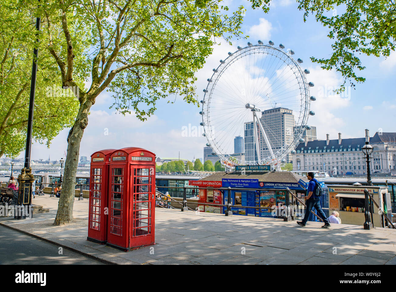 Téléphone rouge fort à la rive nord de la Tamise avec London Eye au contexte à Londres, Royaume-Uni Banque D'Images