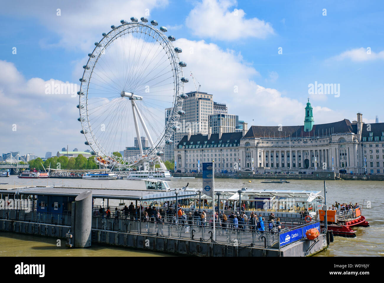 Westminster Millennium Pier sur la rive nord de la Tamise avec London Eye au contexte à Londres, Royaume-Uni Banque D'Images