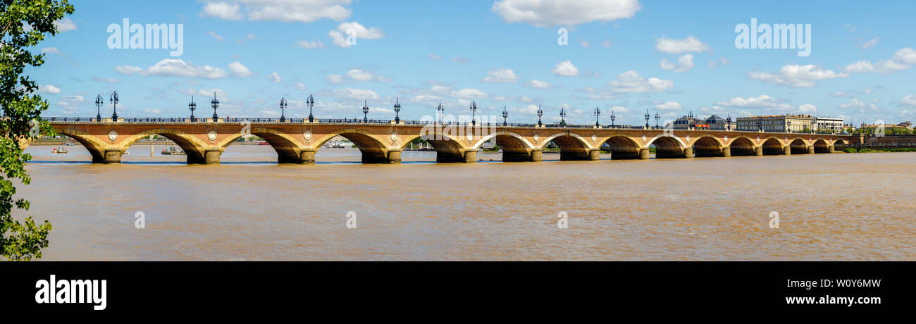 Image panoramique de la 1822 Pont de pierre ou Pont de pierre, à Bordeaux. Célèbre pour ses arches 17, le même nombre que les lettres de Napoléon Bonaparte Banque D'Images