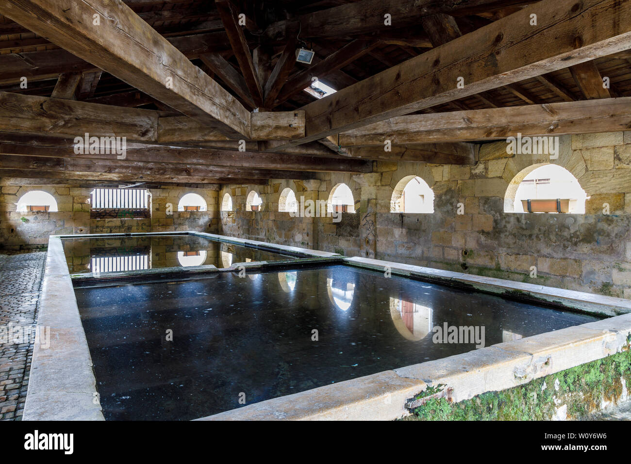 1828 lavoir public, surnommé la Chambre des représentants qu'il a été considéré comme un lieu de rencontre pour les langues remuante. Bourg proche de Bordeaux, France Banque D'Images