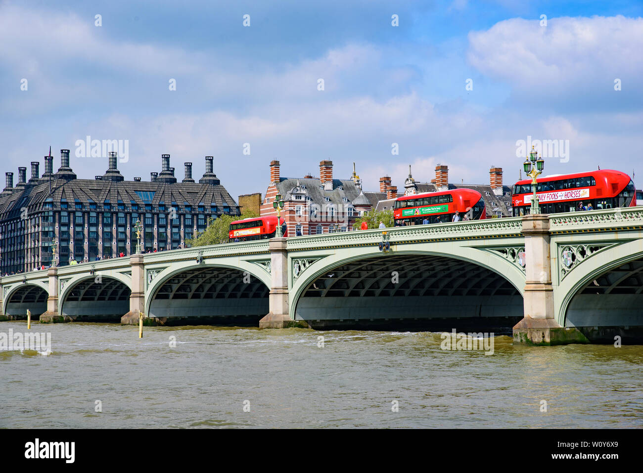 Westminster Bridge traversant la Tamise à Londres, Royaume-Uni Banque D'Images