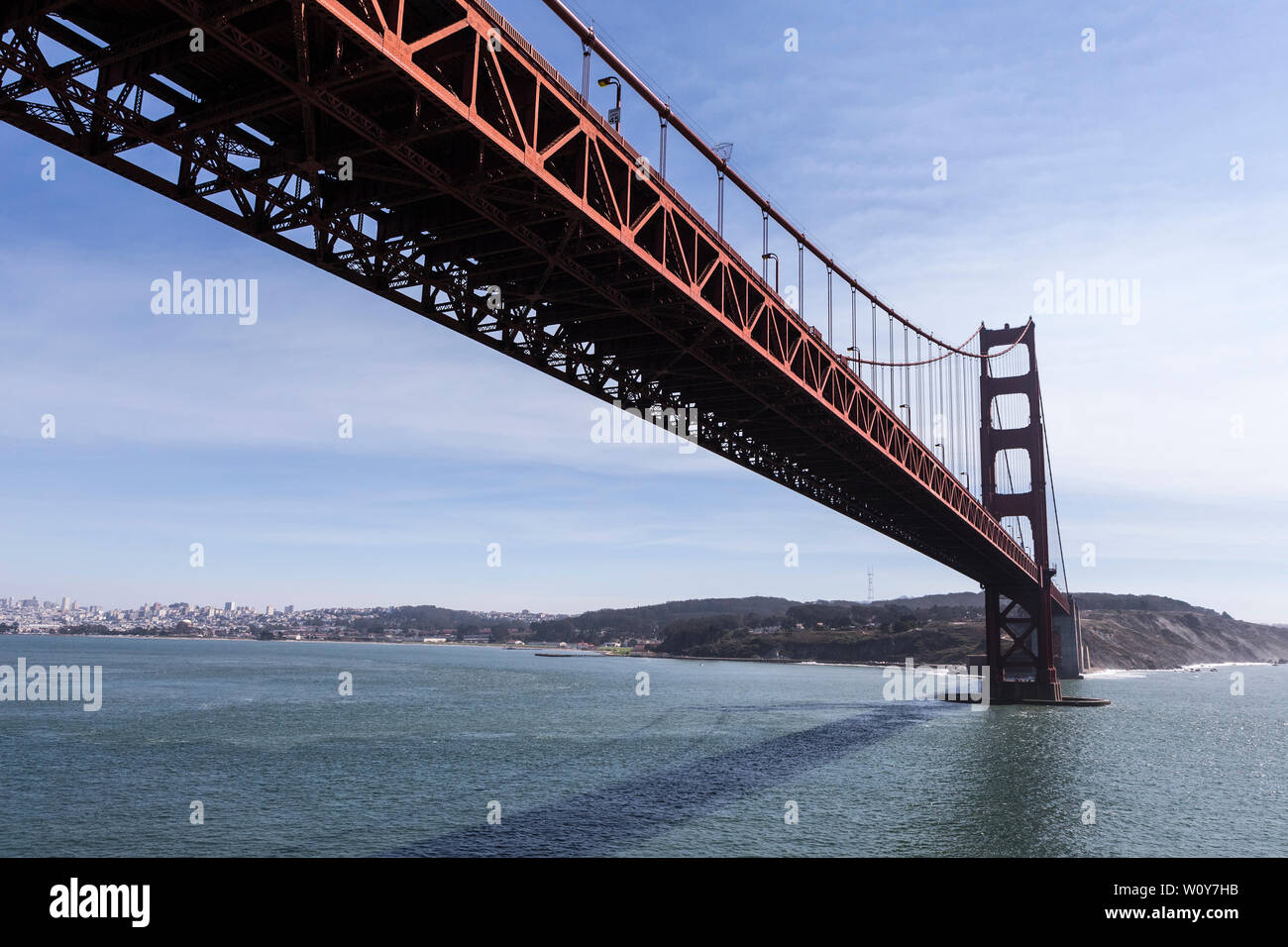 Vue aérienne sous le Golden Gate Bridge, près de San Francisco, sur la pittoresque côte de Californie. Banque D'Images