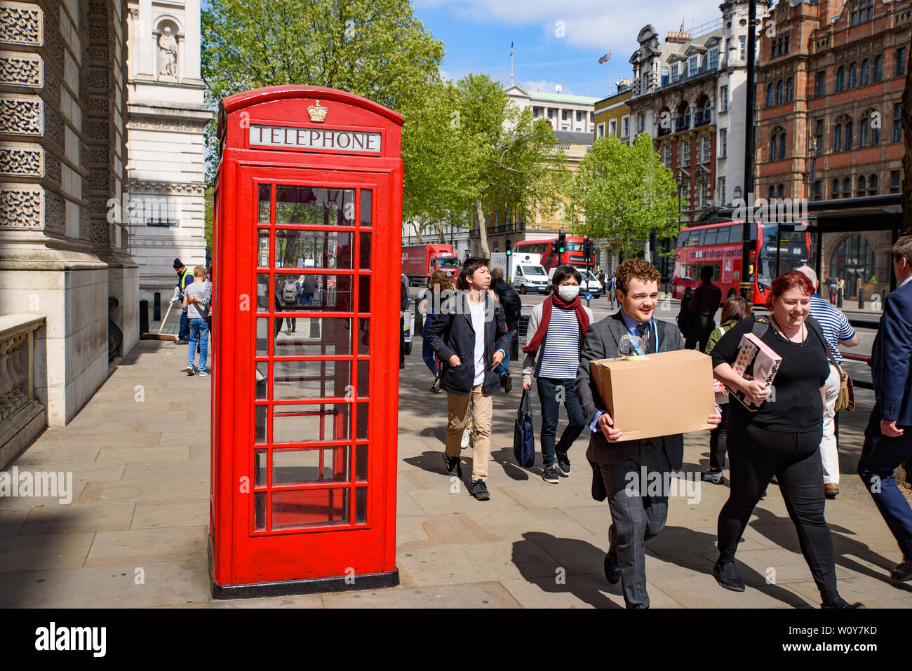 Boîte de téléphone rouge sur la rue à Londres, Royaume-Uni Banque D'Images
