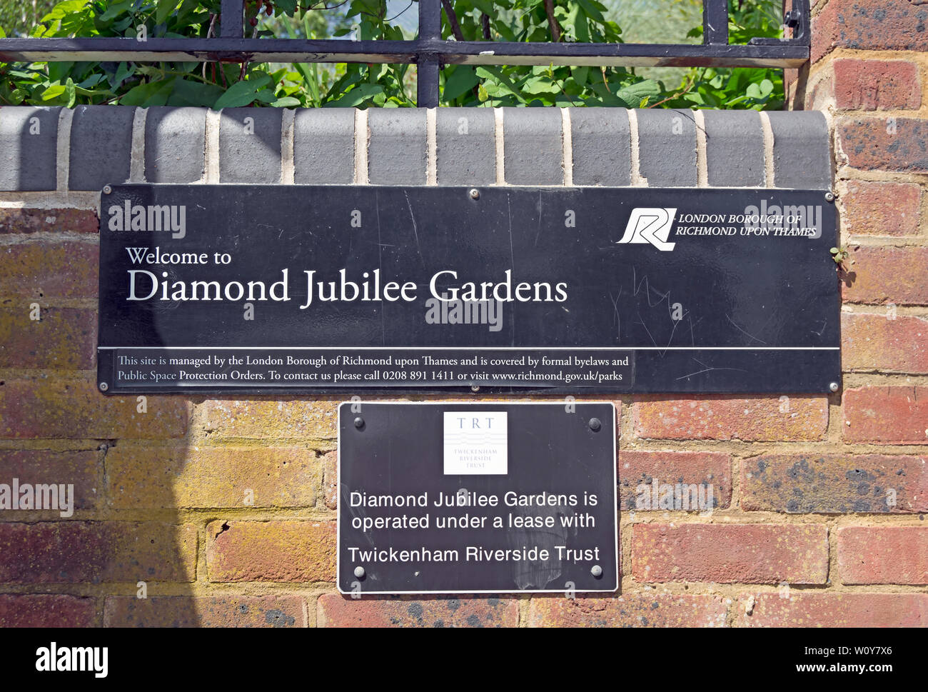 Bienvenue à diamond jubilee gardens signe à une entrée dans les jardins à Twickenham, Middlesex, Angleterre Banque D'Images