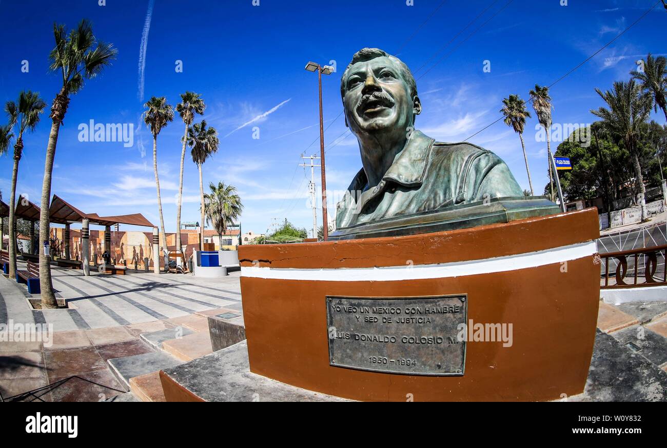 Buste ou statue de la politique mexicaine martyr de l'parti PRI, Luis Donaldo Colosio dans la destination touristique Puerto Peñasco, Sonora, Mexique. (Photo : Luis Gutierrez /NortePhoto.com) Busto o la statue du martir del partido politico mexicano PRI, Luis Donaldo Colosio en el destino turistico Puerto Peñasco, Sonora, Mexique. (Photo : Luis Gutierrez /NortePhoto.com) Banque D'Images