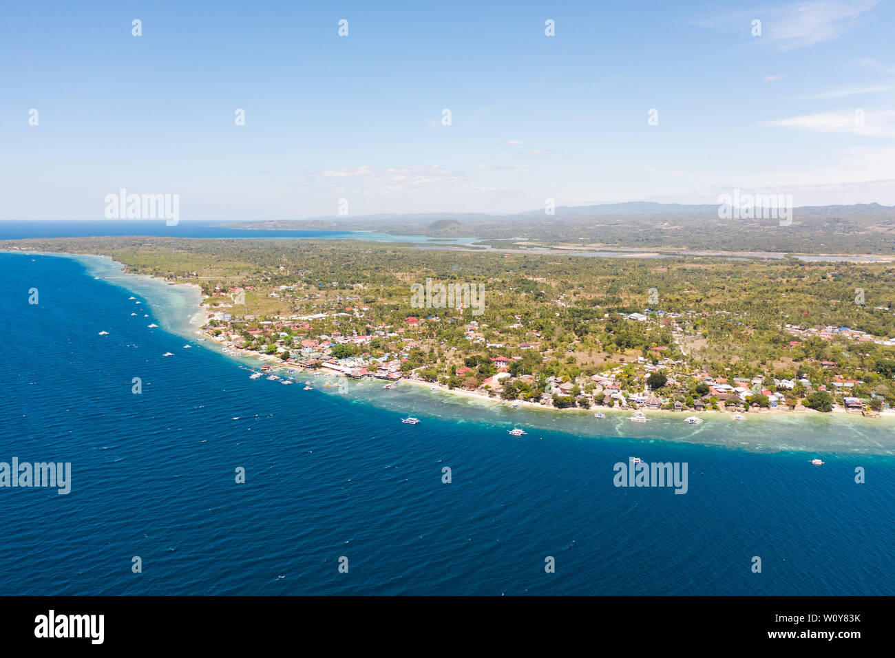 Côte de l'île de Cebu, Moalboal, Philippines, vue du dessus. Les bateaux des Philippines dans un lagon bleu sur les récifs coralliens. Cape Town est un endroit idéal pour la plongée et les vacances. Banque D'Images