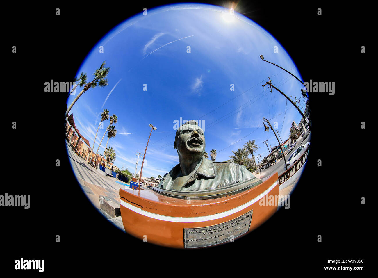 Buste ou statue de la politique mexicaine martyr de l'parti PRI, Luis Donaldo Colosio dans la destination touristique Puerto Peñasco, Sonora, Mexique. (Photo : Luis Gutierrez /NortePhoto.com) Busto o la statue du martir del partido politico mexicano PRI, Luis Donaldo Colosio en el destino turistico Puerto Peñasco, Sonora, Mexique. (Photo : Luis Gutierrez /NortePhoto.com) Banque D'Images