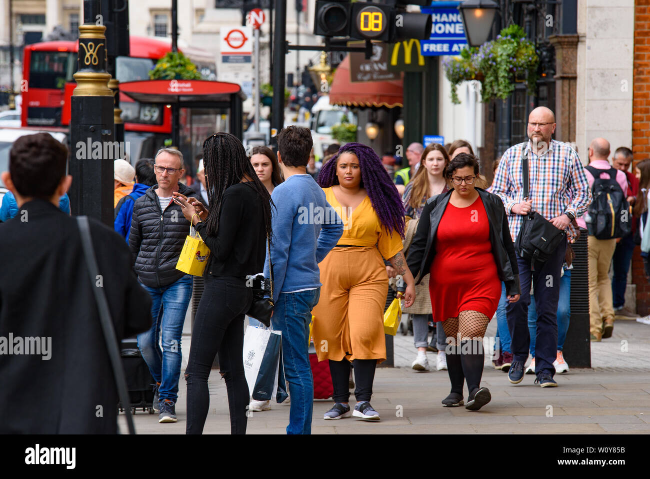 Les gens qui marchent sur le Parlement St à Londres, Royaume-Uni Banque D'Images