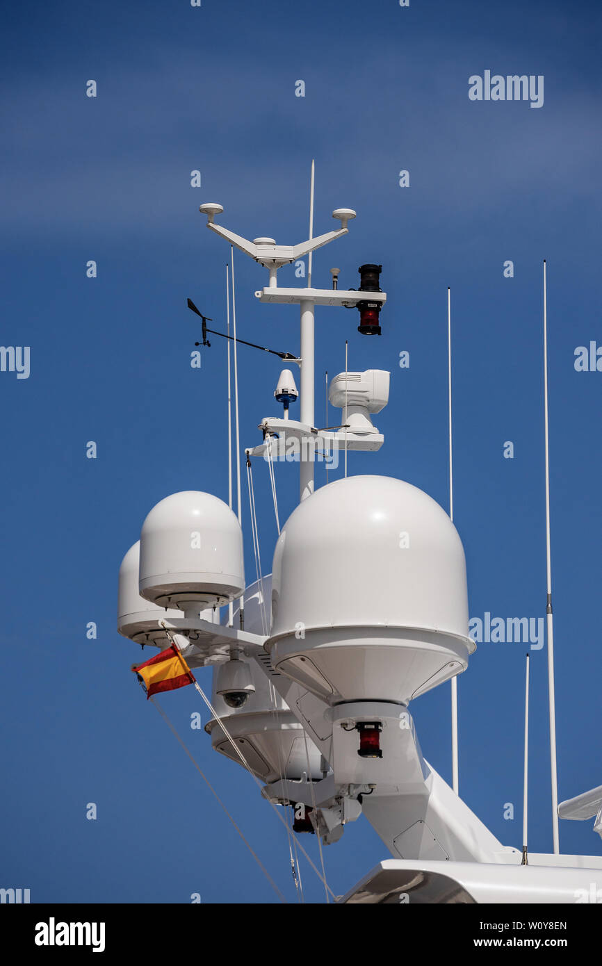 Détail d'un luxueux yacht blanc d'équipements de navigation, de radar et antennes de ciel bleu, de la superstructure Banque D'Images