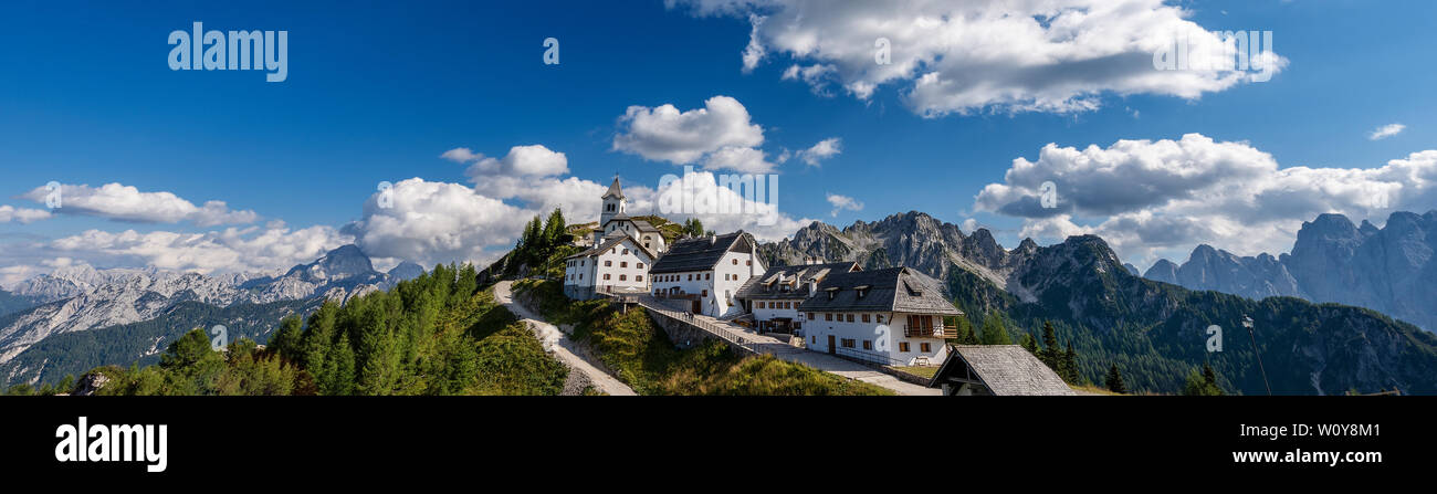 Village de Monte Santo di Lussari (1790 m) et le pic de Schloss Weikersdorf (2677 m.) dans les Alpes juliennes. Tarvisio, Friuli Venezia Giulia, Italie, Europe Banque D'Images